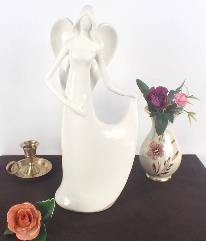 Porzellan Engel Putte sehr elegant 29 cm hoch Alter unbekannt sehr stylish