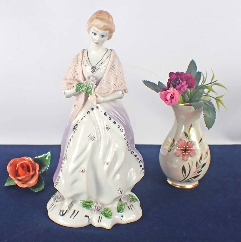Dame mit Umhang Rosen schöne Keramik sehr guter Zustand 24 cm hoch Stipo gemarkt
