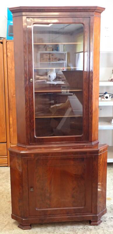 Eckschrank Vitrine Biedermeier ca 1920 Nußbaumfurnier sehr guter Zustand