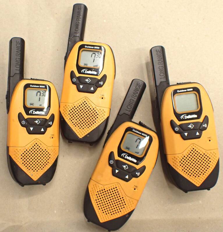 DeTeWe Outdoor 8000 gebraucht 4 Sprechgeräte 3 Doppelladeschalen bis 9 km H241