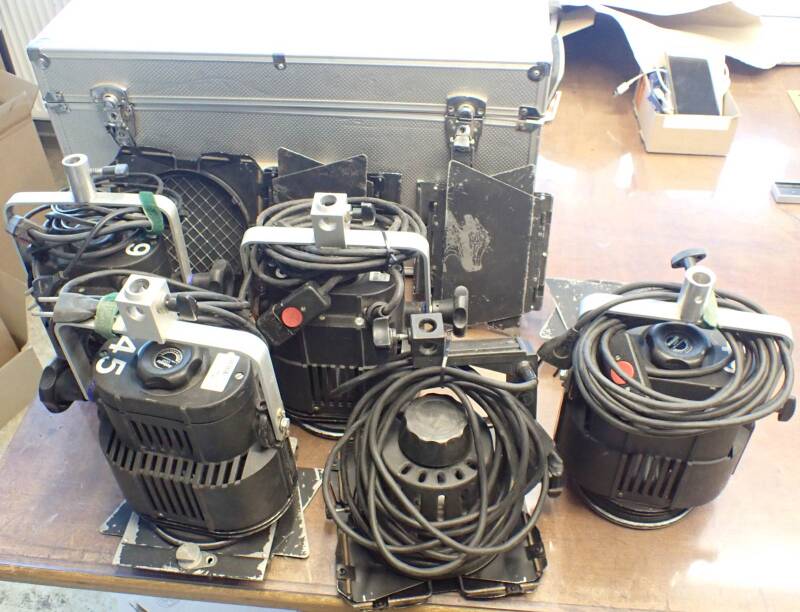 5 gebr. Studioleuchten 800 Watt im Koffer mitSchalter + Kabel Kobold St800 H250