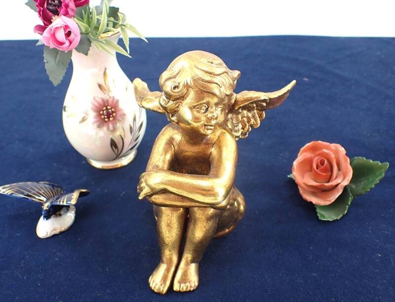 goldene Putte Engel Keramik 14 cm hoch sitzend mit verschr. Armen 27903A