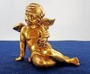golderner Engel Putto seitlich sitzend Keramik ausdrucksstark 27903B