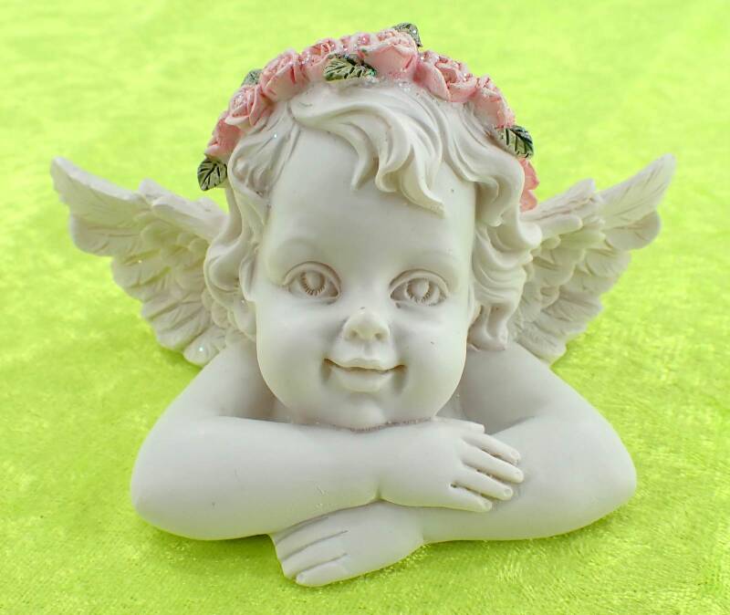 Engelskopf mit verschränkten Armen Blüten-Glitzerkranz 12 cm breit, Kunststein