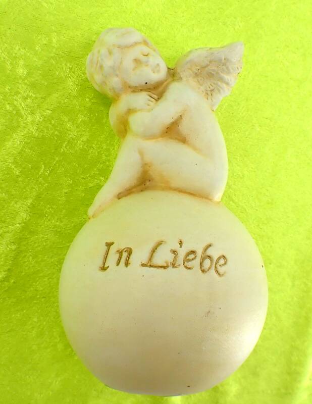 Engel / Putte auf Kugel sitzend Inschrift "In Liebe" Keramik 14 cm hoch