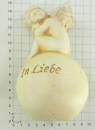 Engel / Putte auf Kugel sitzend Inschrift "In Liebe" Keramik 14 cm hoch