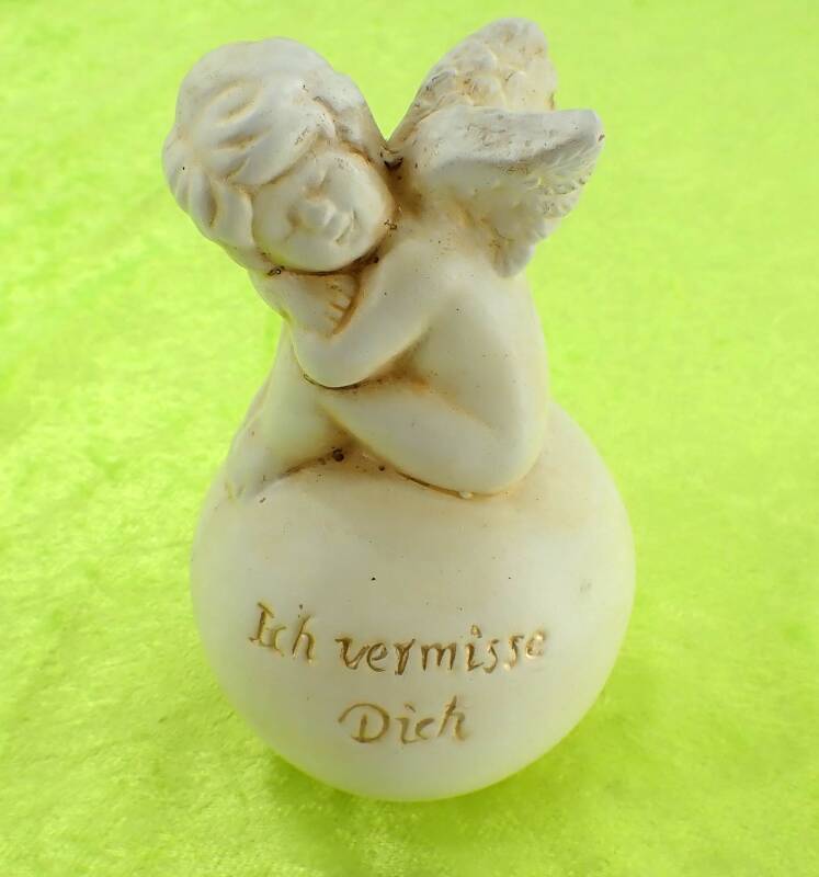 Engel / Putte auf Kugel sitzend Inschrift "Ich vermisse Dich" Keramik 14 cm hoch