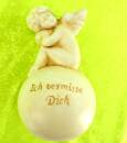 Engel / Putte auf Kugel sitzend Inschrift "Ich vermisse Dich" Keramik 14 cm hoch