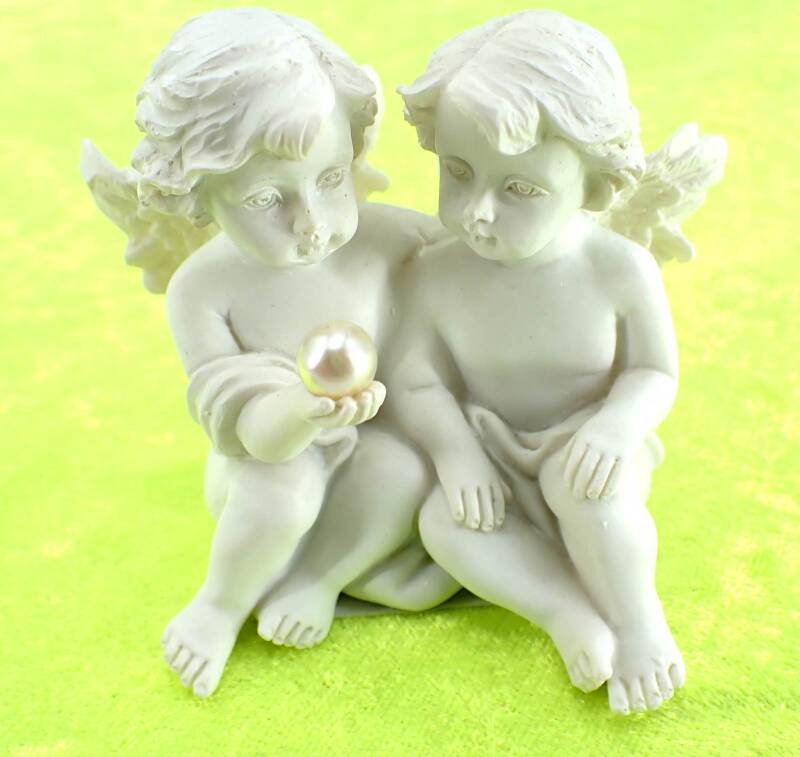 süßes Engelspaar sitzend mit Perle links, 8cm breit, 5,5 cm hoch, Kunststein