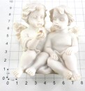 süßes Engelspaar sitzend mit Perle links, 8cm breit, 5,5 cm hoch, Kunststein