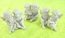 süßes Engelspaar sitzend mit Perle links, 8cm breit, 5,5 cm hoch, Kunststein
