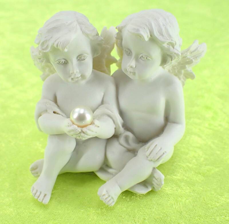 Engelspaar sitzend mit Perle in den Händen, 8cm breit, 5,5 cm hoch, Kunststein