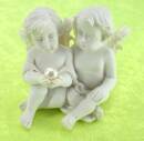 Engelspaar sitzend mit Perle in den Händen, 8cm breit, 5,5 cm hoch, Kunststein
