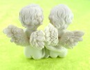 Engelspaar sitzend mit Perle in den Händen, 8cm breit, 5,5 cm hoch, Kunststein