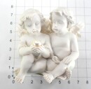 Engelspaar sitzend mit Perle in den Händen, 8cm breit, 5,5 cm hoch, Kunststein