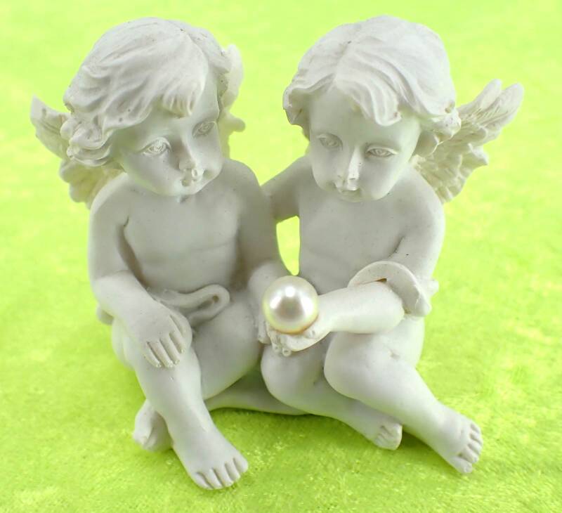süßes Engelspaar sitzend mit Perle rechts, 8cm breit, 5,5 cm hoch, Kunststein