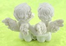 süßes Engelspaar sitzend mit Perle rechts, 8cm breit, 5,5 cm hoch, Kunststein