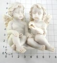 süßes Engelspaar sitzend mit Perle rechts, 8cm breit, 5,5 cm hoch, Kunststein