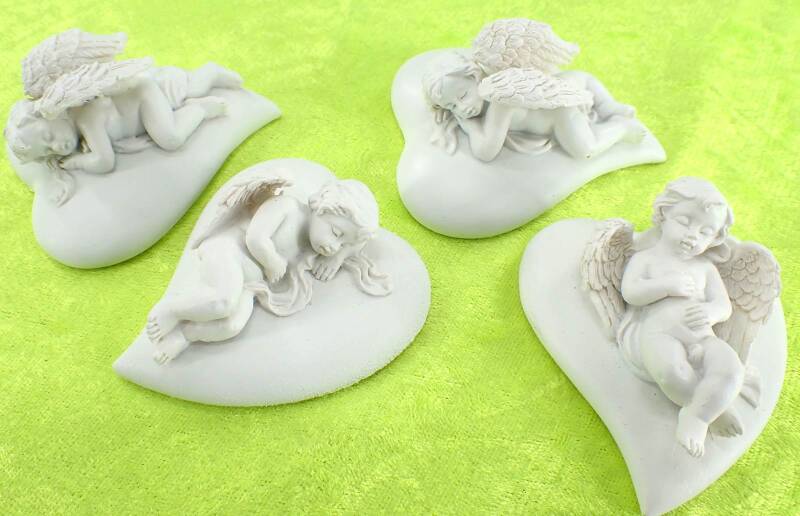 Set 4 verschiedene Engel Putten liegend auf Herz Kunststein Ø 7 cm