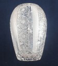 ältere aufwendig verzierte geschliffene Glasvase 15,5 cm hoch  H304