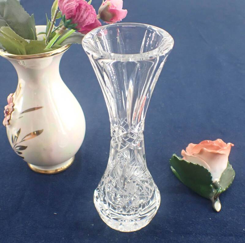 ältere zierliche Glasvase  16 cm hoch H306