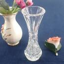 ältere zierliche Glasvase  16 cm hoch H306